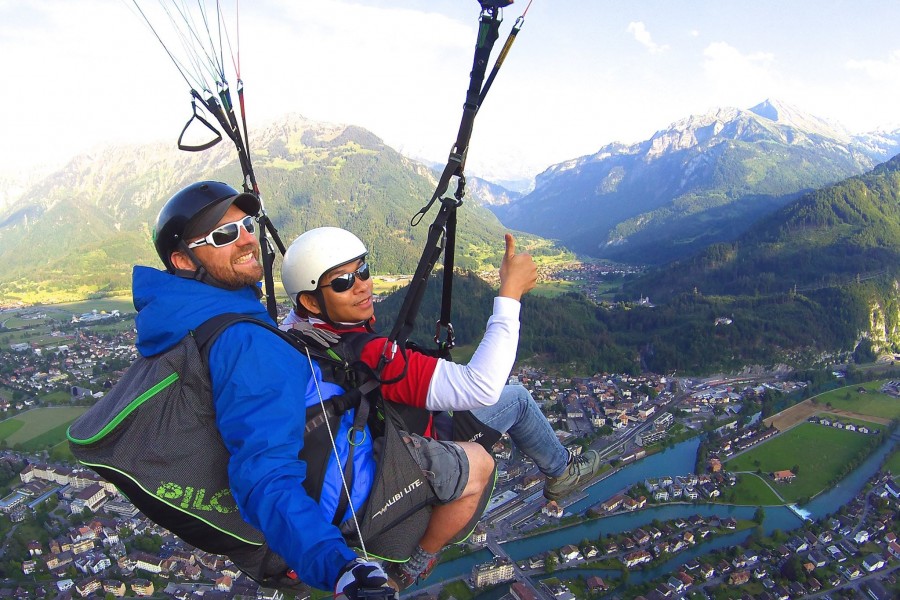 เครื่องร่อน Paraglidingในเมืองอินเตอร์ลาเคน (Interlaken) สวิตเซอร์แลนด์